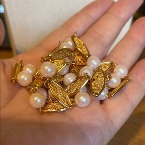 Elegant Gold and White Pearl Necklace